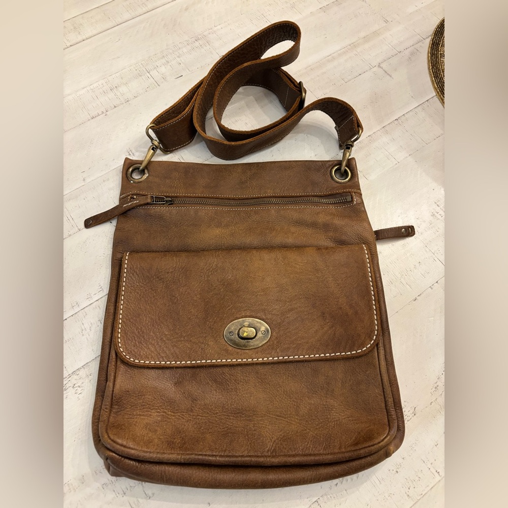 ROOTS Canadian TRIBE Leather Shoulder Bag, Like New Condition
H14”xW12”